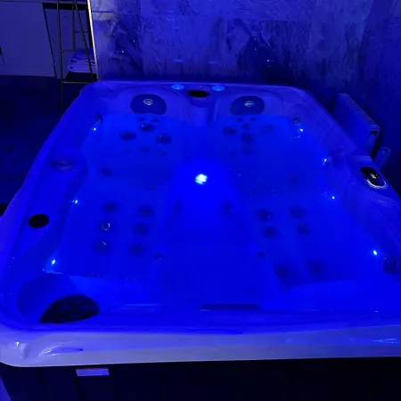 Golden House 2 - Jacuzzi Apartment *